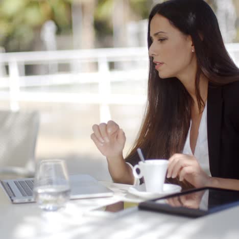 Joven-Empresaria-Teniendo-Un-Descanso-Para-Tomar-Café