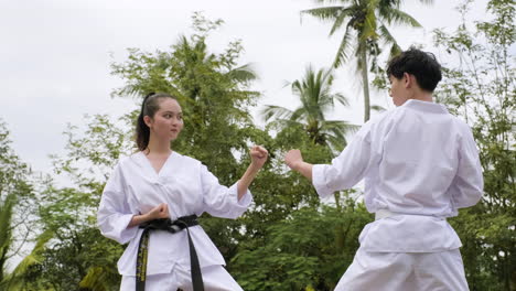 una pareja joven peleando en clase al aire libre.