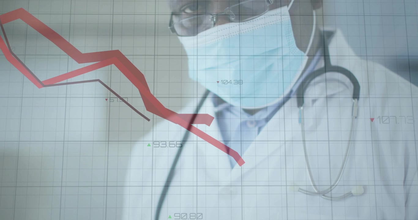 Médico senior tocando una tableta y monitoreando una cuadrícula de salud transparente con un gráfico rojo en descenso.