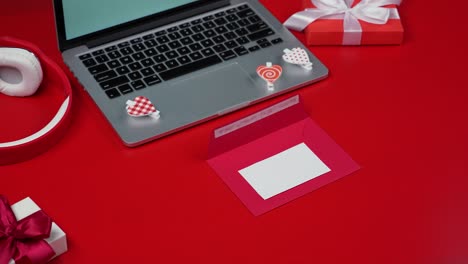 escribiendo una carta de amor para el día de san valentín