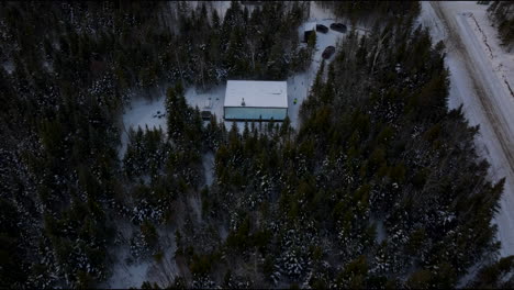 Gründichtes-Dickicht-Mit-Verspiegeltem-Chalet-In-Charlevoix,-Quebec,-Kanada