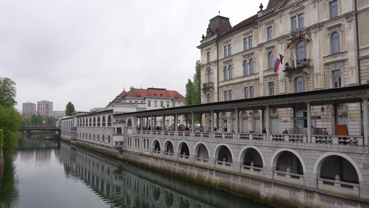 Vista panorâmica em câmera lenta da Colunata de Plečnik na Eslovênia