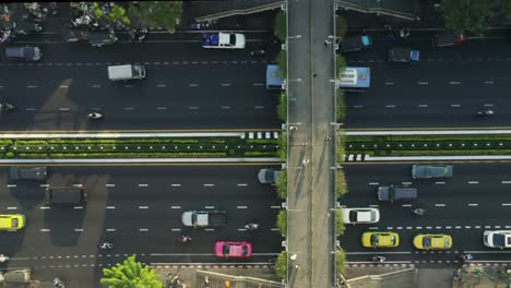 Fußgängerbrücke-über-Stark-Befahrene-Straße