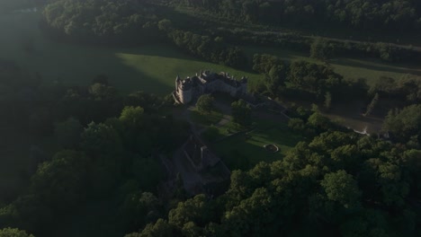 Castillo-Van-Walzin-Bélgica-Con-Un-Río-En-Frente,-Aéreo