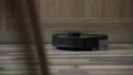 robot vacuum cleaner cleans along the furniture