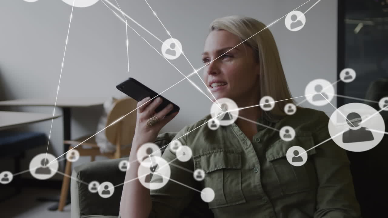 animación de iconos de los medios sobre una mujer de negocios caucásica hablando en su teléfono inteligente