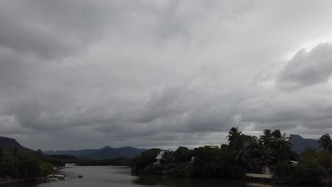 una panorámica del río chaux en mauricio, en un día nublado
