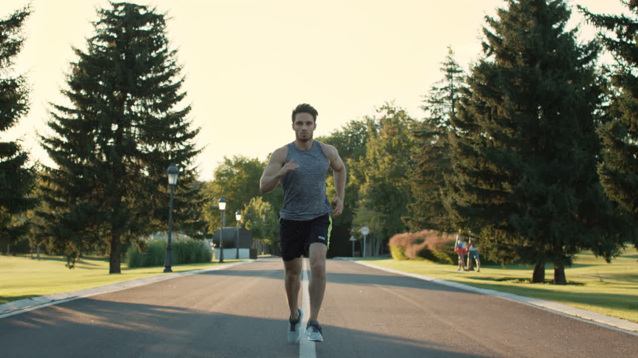 corredor masculino entrenando para correr un maratón en el parque. hombre deportivo ejercicio al aire libre