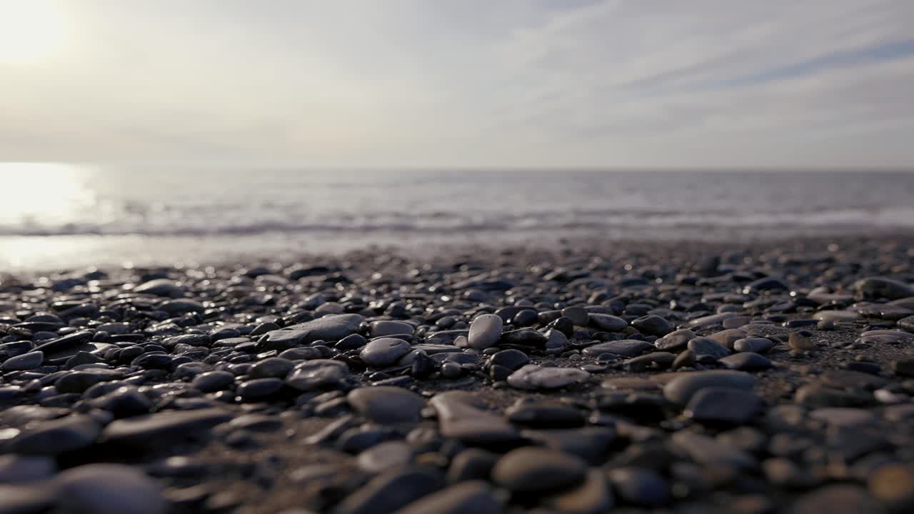 해가 지는 해변 에 있는 돌자루
