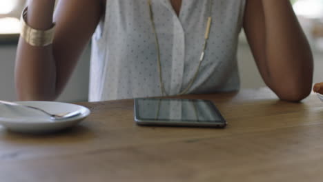 Manos-De-Mujer-Usando-Una-Tableta-Navegando-En-Línea-Leyendo-Mensajes-De-Internet-Relajándose-En-Una-Cafetería-Tomando-Café-Disfrutando-De-La-Comunicación-Móvil-Compartiendo-El-Estilo-De-Vida-En-Las-Redes-Sociales-De-Cerca