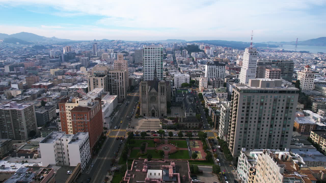 san francisco, estados unidos, toma de avión no tripulado de la catedral de la gracia y el parque huntington en el vecindario de nob hill