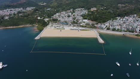 Luftaufnahme-Der-Küste-Von-Hong-Kong-Lung-Mei-Tsuen,-Einschließlich-Einer-Künstlichen-Strandverlängerung