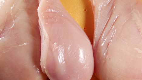 pecho de pollo crudo