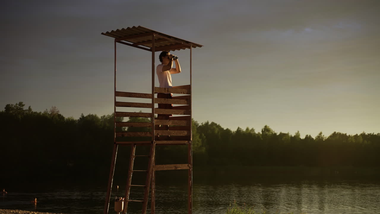 해변에서 남자 구명병