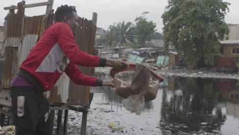 Müll-Im-Wasser-Nigeria-03