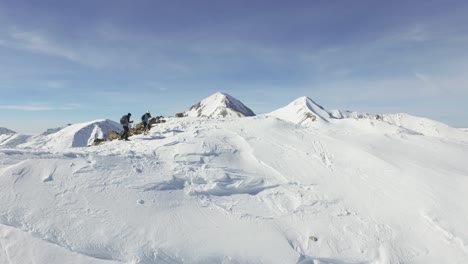 picos de montañas nevadas con excursionistas