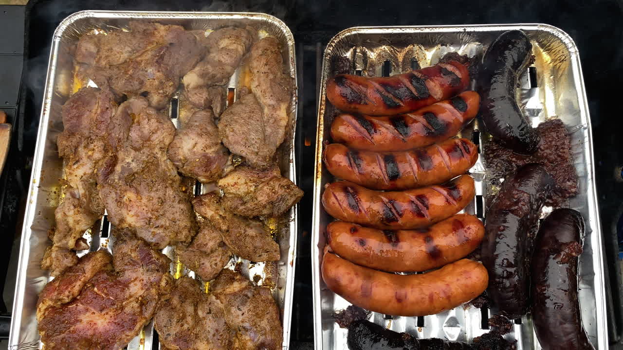 asar a la parrilla cerdo marinado, pollo y morcillas en bandejas de papel de aluminio a fuego medio