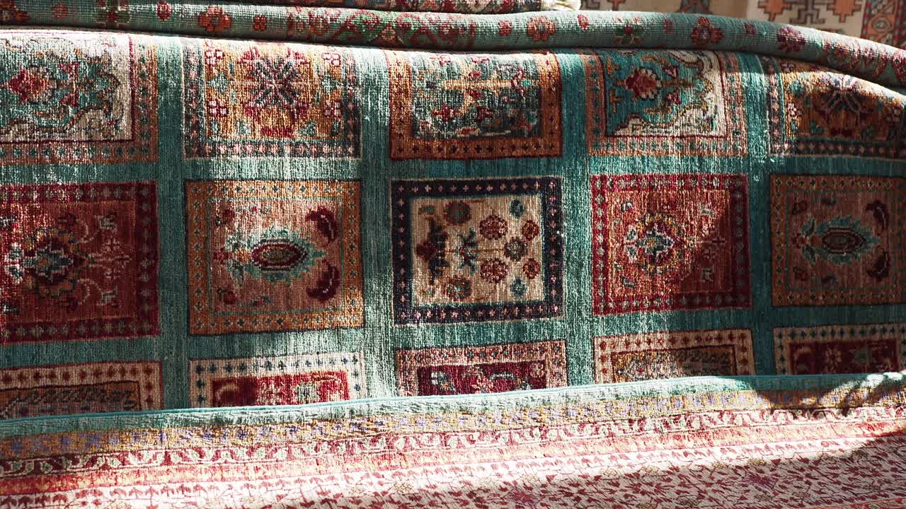 alfombra antigua con patrones coloridos