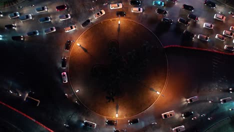 tráfico nocturno en una rotonda