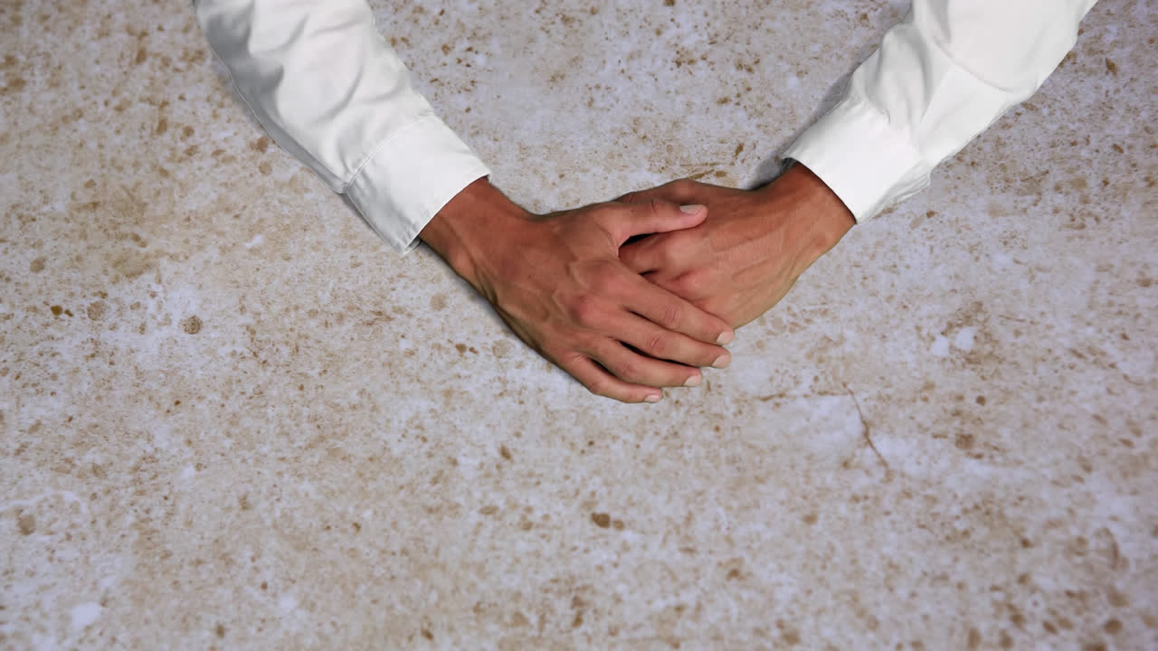 백인 남성의 손이 여있다.