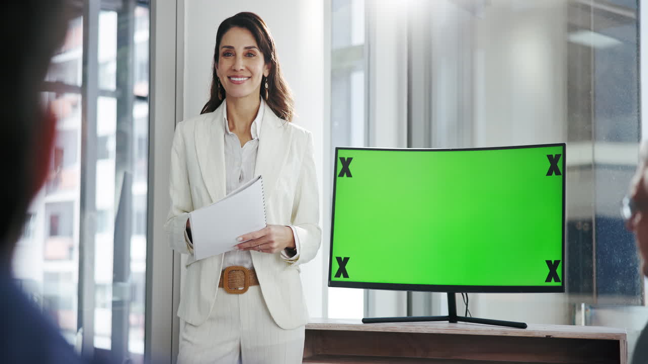 mujer de negocios haciendo una presentación a sus colegas en una reunión de oficina