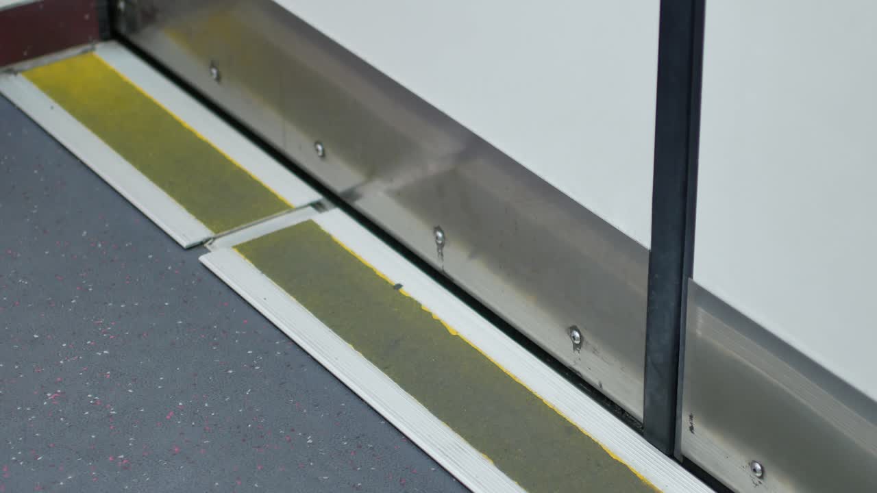 플랫폼에서 여는 동안 하늘 기차 문에 pov