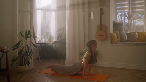 mujer practicando yoga en casa