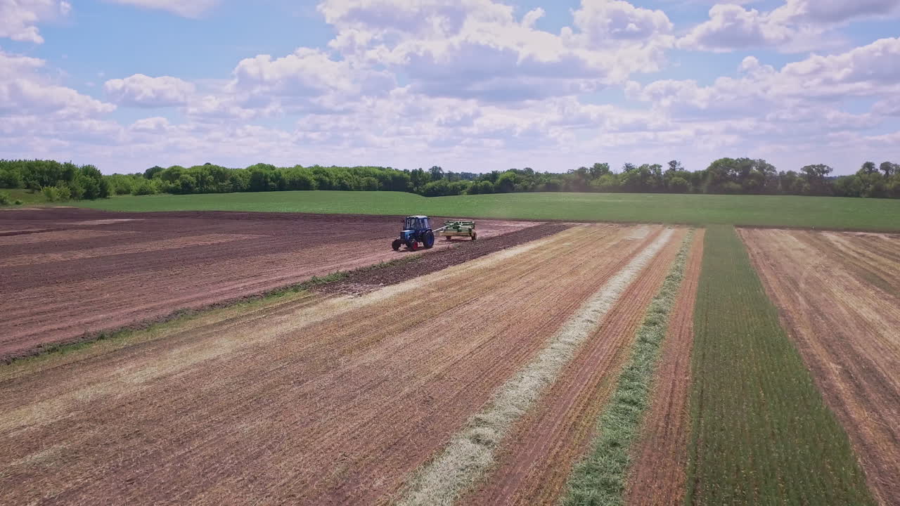 tractor agrícola con remolque que trabaja en el campo agrícola. sector agrícola