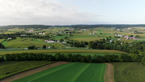 Quintessential-Lancaster-County-PA-Pennsyvlania,-USA-farmland-aerial-rising-shot