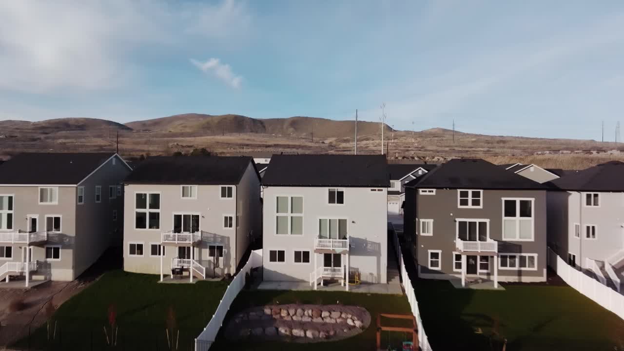 hermoso establecimiento aéreo que va hacia las casas en la comunidad de bringhurst en bluffdale, utah