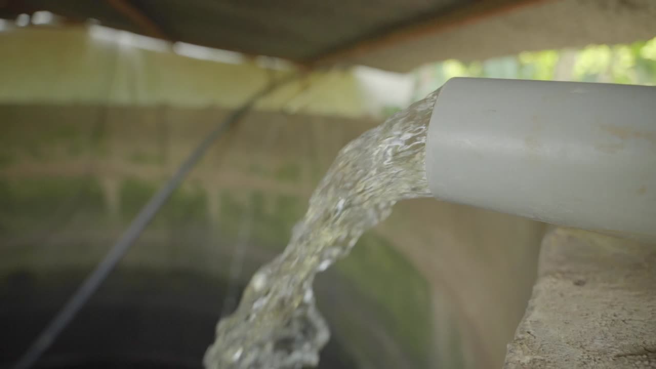 관개 물은 파이프에서 농장 우물, 농장, 농장 관개 파이프로 흐른다.