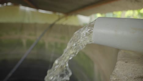el flujo de agua de riego de las tuberías a los pozos de la granja, los campos agrícolas, la tubería de riego agrícola