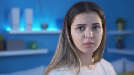 mujer joven cobarde y deprimida con problemas psicológicos.