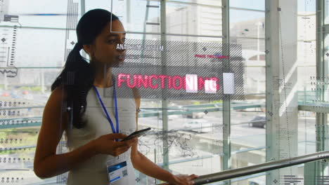 animación del procesamiento de datos financieros sobre una mujer de negocios biracial