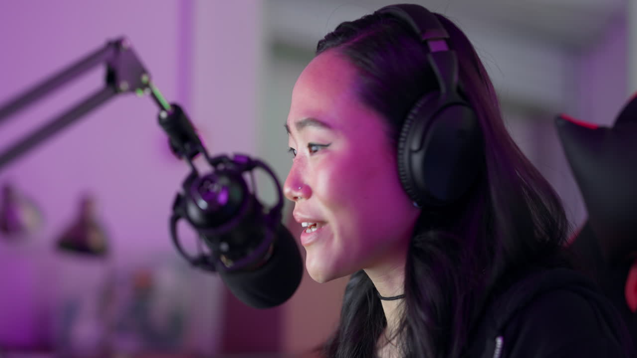 radio, podcast o orador con celebración