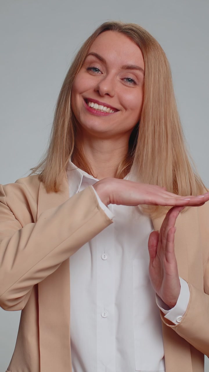 Seria donna d'affari che mostra il tempo fuori gesto limite o stop segno nessuna pressione ho bisogno di più tempo