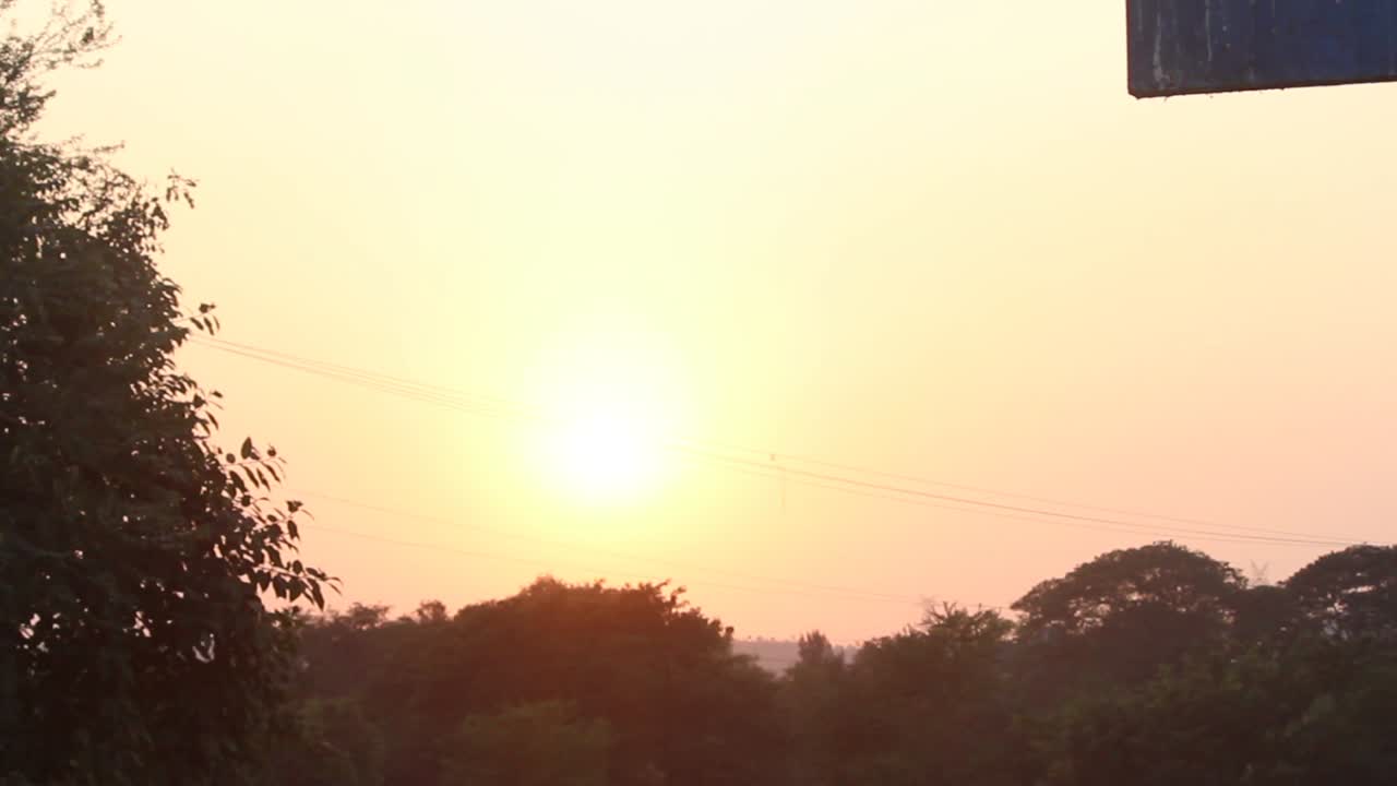 강에 반사된 아름다운 일출