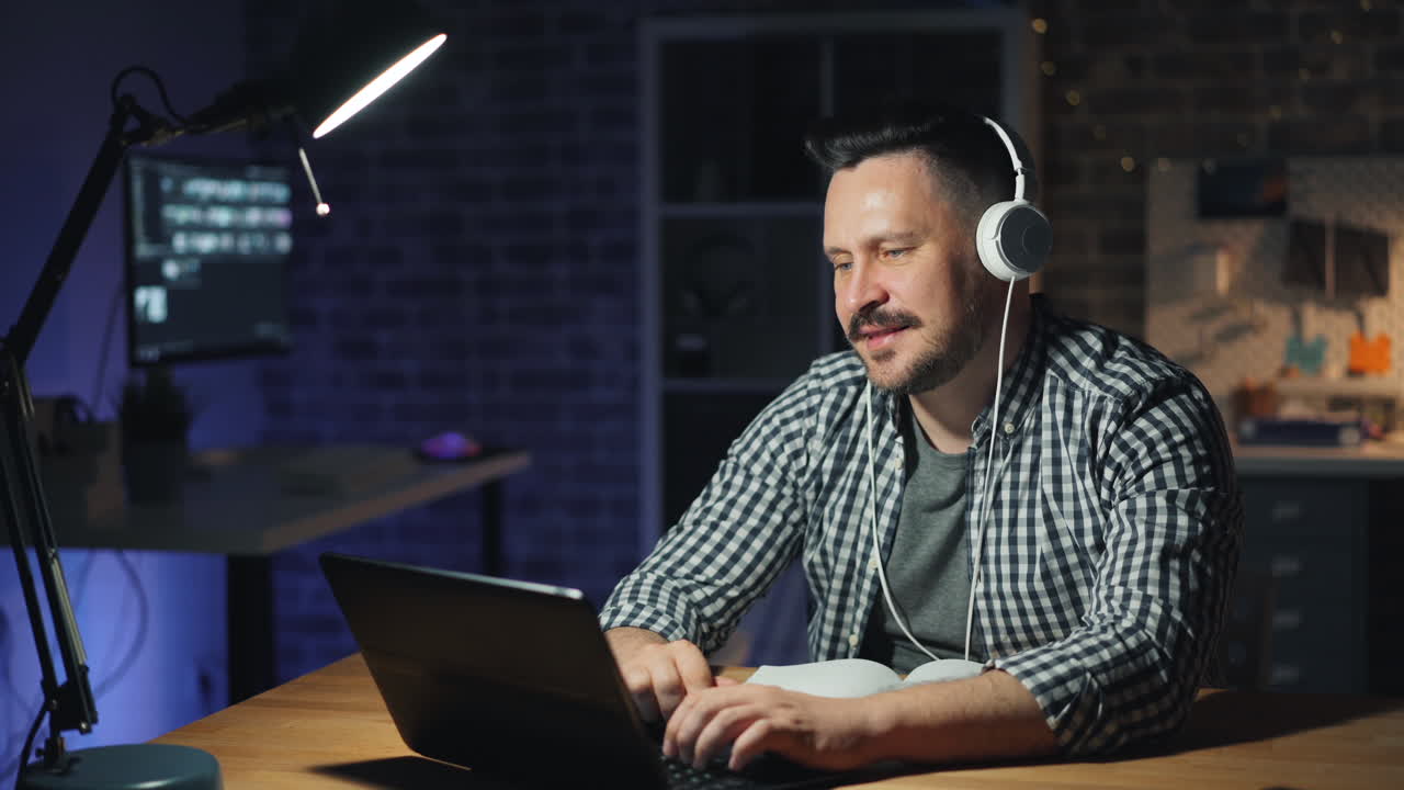 hombre trabajando hasta tarde en la noche en la computadora portátil