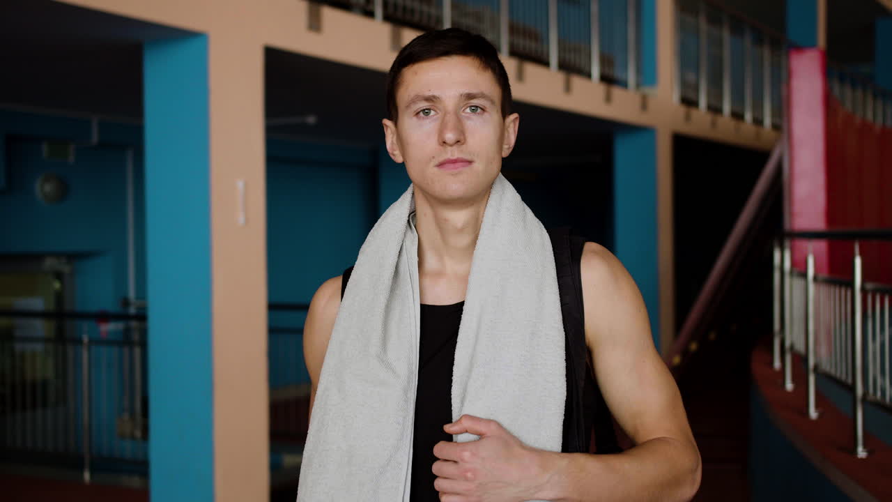 체육관을 떠나는 젊은 남자