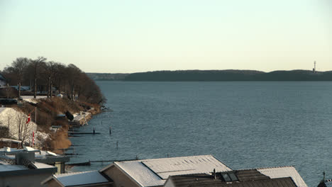 Winter-Fjord-Am-Morgen-Flagge-Dänemark-Friedlich-Wasser-Meer-Kalt-Schnee