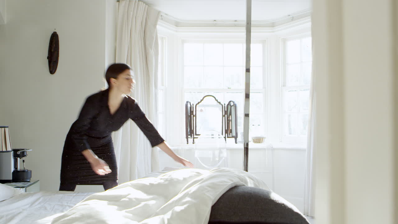 부티크 호텔에서 침대를 만드는 하녀 r3d 촬영