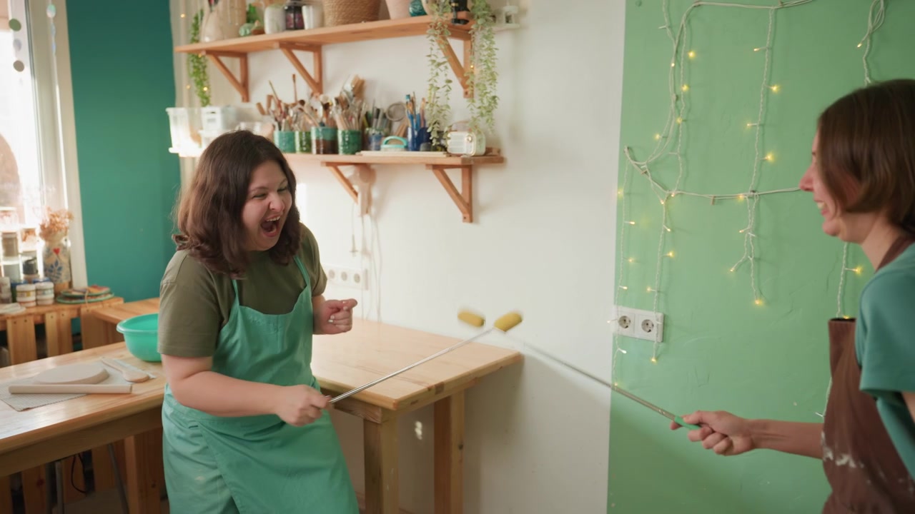 Gli artisti collaborano con gioia. I professionisti artistici uniscono felicemente i loro sforzi in un ambiente collaborativo. Artisti di talento uniscono le forze e lavorano insieme con grande gioia ed entusiasmo.