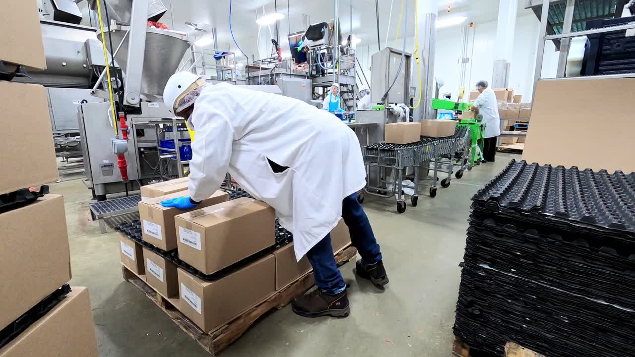 lapso de tiempo de los trabajadores de la fábrica empacando y ensamblando cajas al final de la línea de montaje