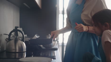 Cocinar-Panqueques-O-Tortilla-En-La-Mañana-La-Mujer-Y-La-Niña-Están-Cocinando-El-Desayuno-La-Madre-Está-Calentando-Aceite