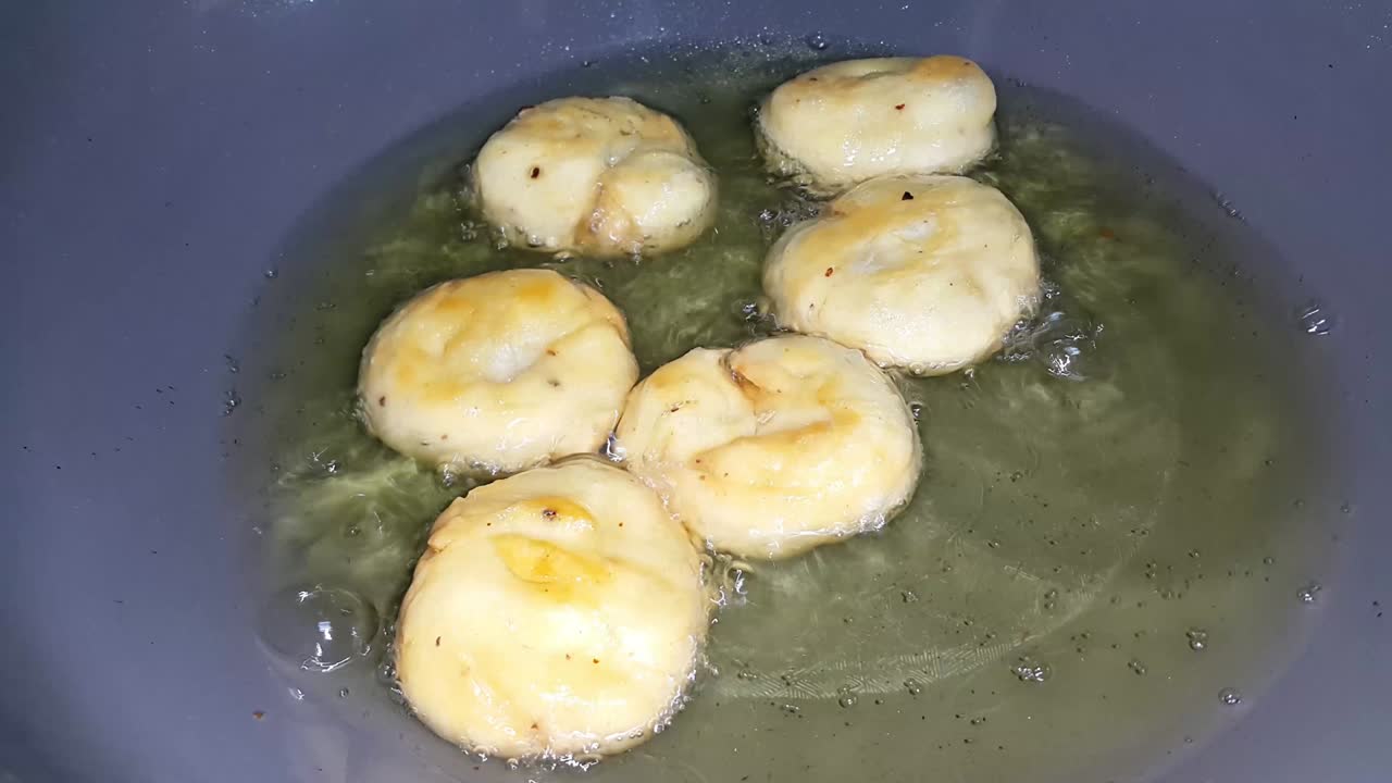 primer plano de la cocina del plato dulce del sur de asia llamado balu shahi o baloshahi.