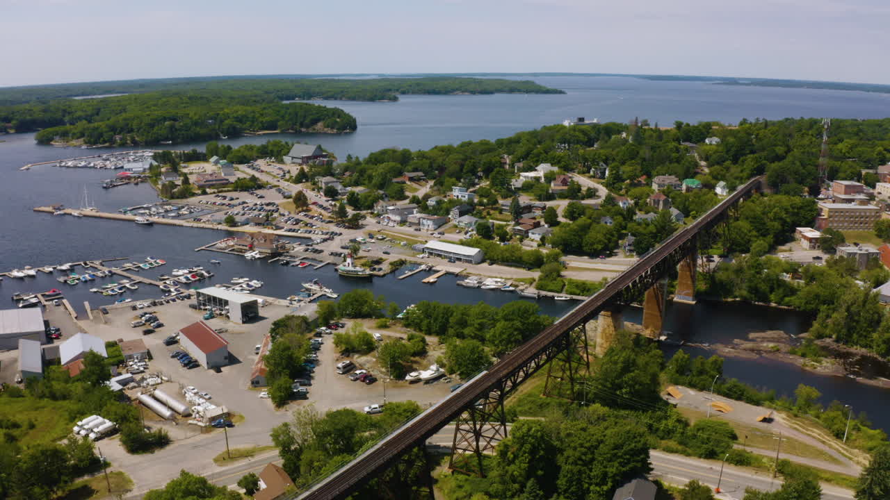 vista aérea escénica de la pequeña y encantadora ciudad de parry sound en el país rural de ontario