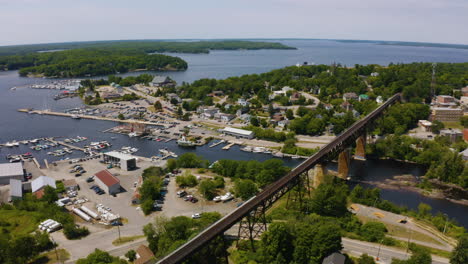 Vista-Aérea-Escénica-De-La-Pequeña-Y-Encantadora-Ciudad-De-Parry-Sound-En-El-País-Rural-De-Ontario