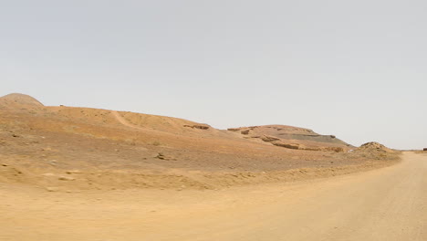 在西班牙卡納里群島的fuerteventura, 在一個陽光明<unk>的日子, 在沙漠道路上駕駛風景