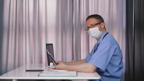 el joven médico se comunica en línea.