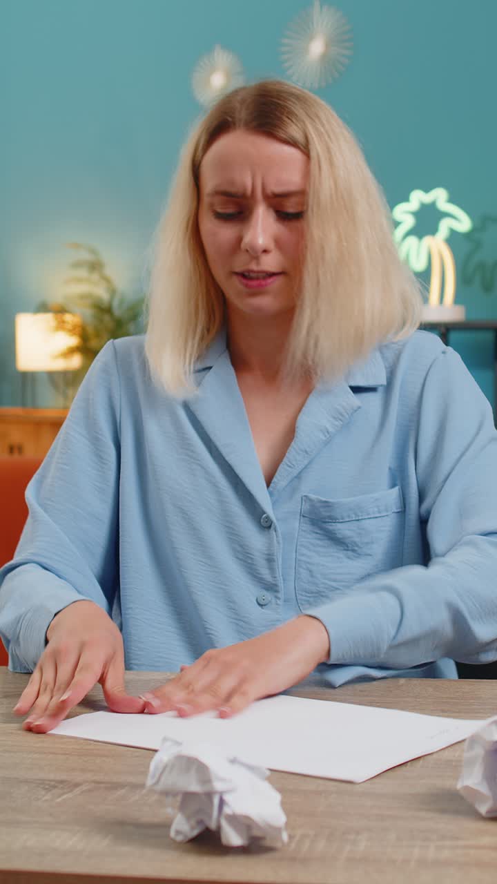 Donna furiosa furiosa che lavora a casa che lancia carta arrugginita che ha un esaurimento nervoso al lavoro